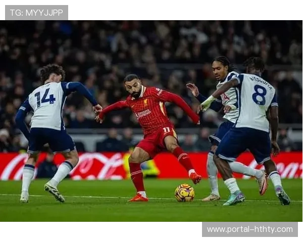 西蒙斯踩踏范迪克染红，热刺十人应战利物浦陷被动