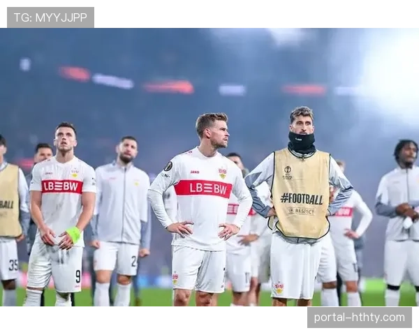 现场:斯图加特球迷在球队确定获得欧联杯资格后,涌入球场与球员共同庆祝